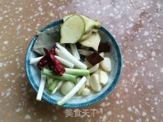 红烧凤爪小土豆的做法步骤：3
