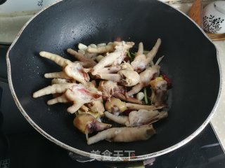 红烧凤爪小土豆的做法步骤：6