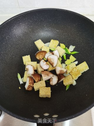香菇烧冻豆腐的做法步骤：6
