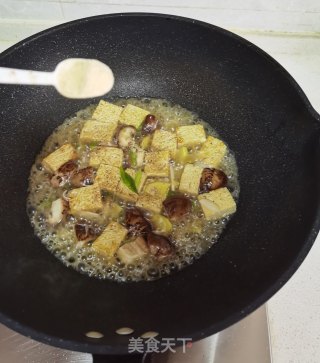 香菇烧冻豆腐的做法步骤：9