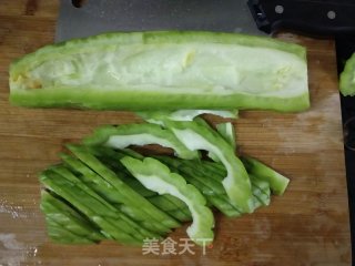 苦瓜白灼拌鸡蛋的做法步骤：2