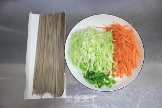低脂美味的素炒荞麦面的做法步骤：1