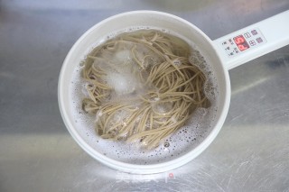 低脂美味的素炒荞麦面的做法步骤：2
