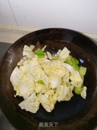 圆白菜炒尖椒的做法步骤：3
