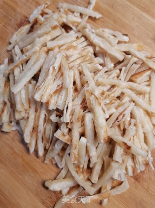 土豆丝炒饼的做法步骤：1