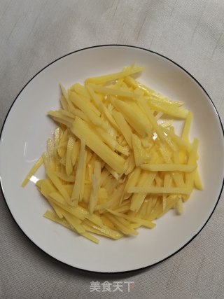 土豆丝炒饼的做法步骤：2