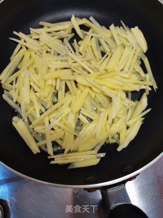 土豆丝炒饼的做法步骤：3