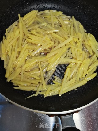 土豆丝炒饼的做法步骤：4