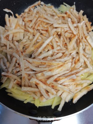 土豆丝炒饼的做法步骤：5