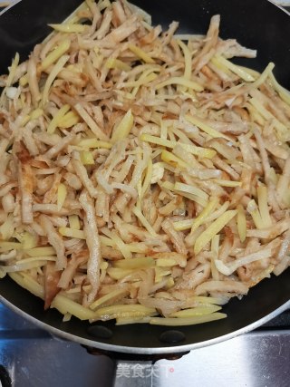 土豆丝炒饼的做法步骤：7