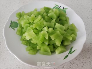 莴笋炒腊肠的做法步骤：1