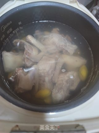 橄榄炖排骨鸽子汤的做法步骤：4