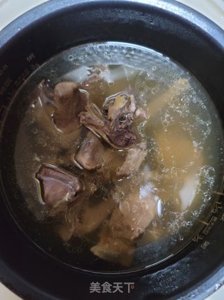 橄榄炖排骨鸽子汤的做法步骤：5