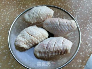 鸡翅炖小土豆的做法步骤：1