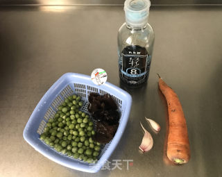 豌豆木耳炒胡萝卜的做法步骤：1