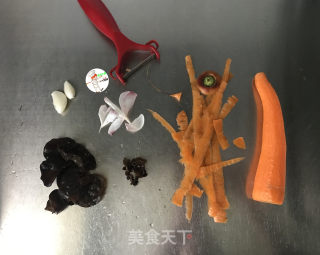 豌豆木耳炒胡萝卜的做法步骤：2