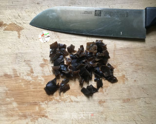 豌豆木耳炒胡萝卜的做法步骤：4