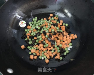 豌豆木耳炒胡萝卜的做法步骤：7