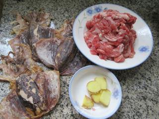 乌贼鲞蒸肉片的做法步骤：1
