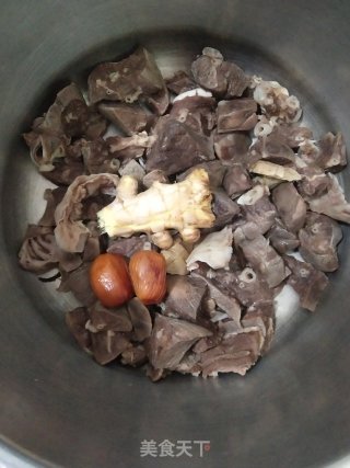 猪肺鸡爪煲霸王花的做法步骤：1