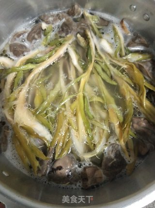 猪肺鸡爪煲霸王花的做法步骤：6