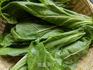 蒜瓣辣椒蒸炒根达菜的做法步骤：1