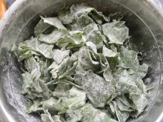 蒜瓣辣椒蒸炒根达菜的做法步骤：6