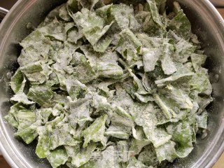 蒜瓣辣椒蒸炒根达菜的做法步骤：7