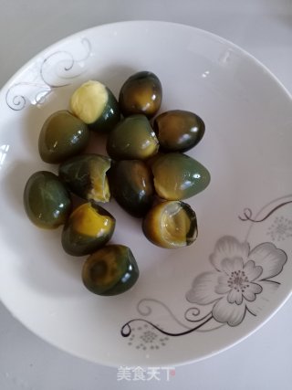 凉拌鹌鹑皮蛋的做法步骤：2