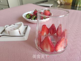 草莓思慕雪的做法步骤：2