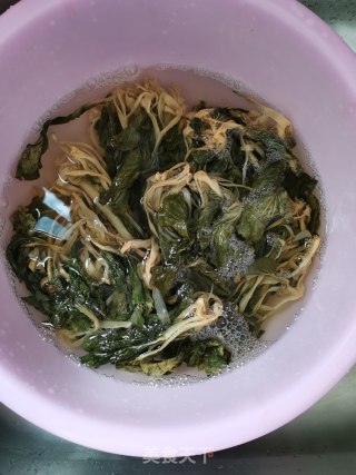菜干焖排骨的做法步骤：1
