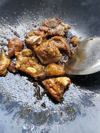 菜干焖排骨的做法步骤：7