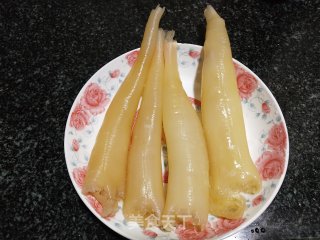西芹炒海笋的做法步骤：1