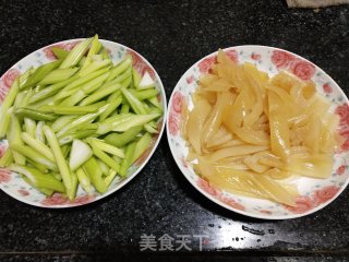 西芹炒海笋的做法步骤：2
