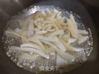 西芹炒海笋的做法步骤：3