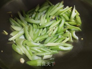 西芹炒海笋的做法步骤：7