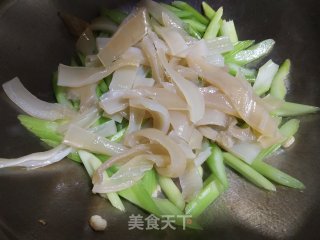 西芹炒海笋的做法步骤：9