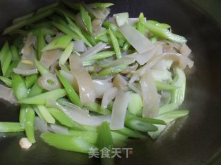 西芹炒海笋的做法步骤：10