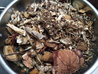 风湿草药炖猪脚的做法步骤：2