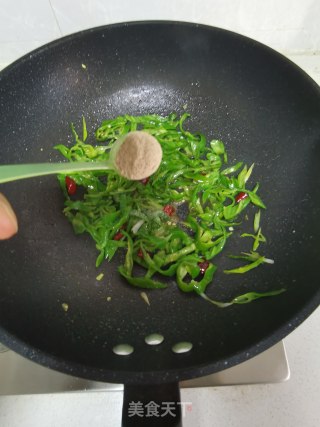 青椒炒鸡蛋的做法步骤：7