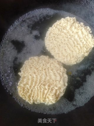 蒜蓉火鸡面小龙虾的做法步骤：4
