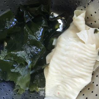 裙带菜拌豆皮的做法步骤：1