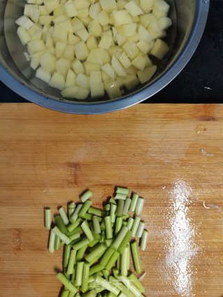 蒜苔炒土豆的做法步骤：2