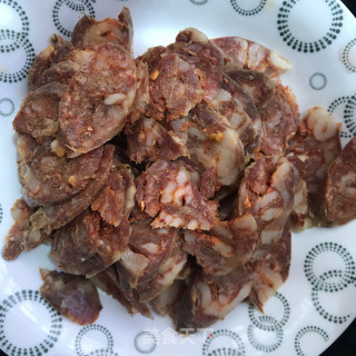 洋葱青椒炒腊肠的做法步骤：1
