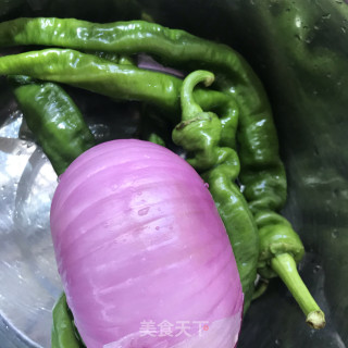 洋葱青椒炒腊肠的做法步骤：2