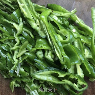 洋葱青椒炒腊肠的做法步骤：4