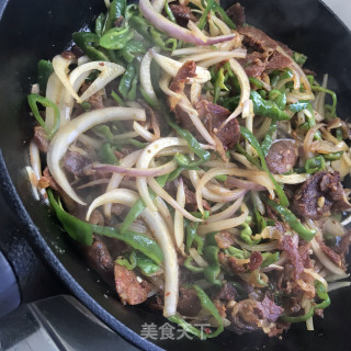 洋葱青椒炒腊肠的做法步骤：7