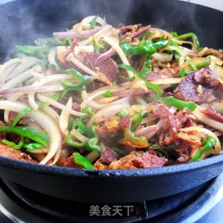 洋葱青椒炒腊肠的做法步骤：8