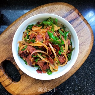 洋葱青椒炒腊肠的做法步骤：10