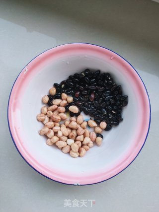 黑豆花生豆浆的做法步骤：1